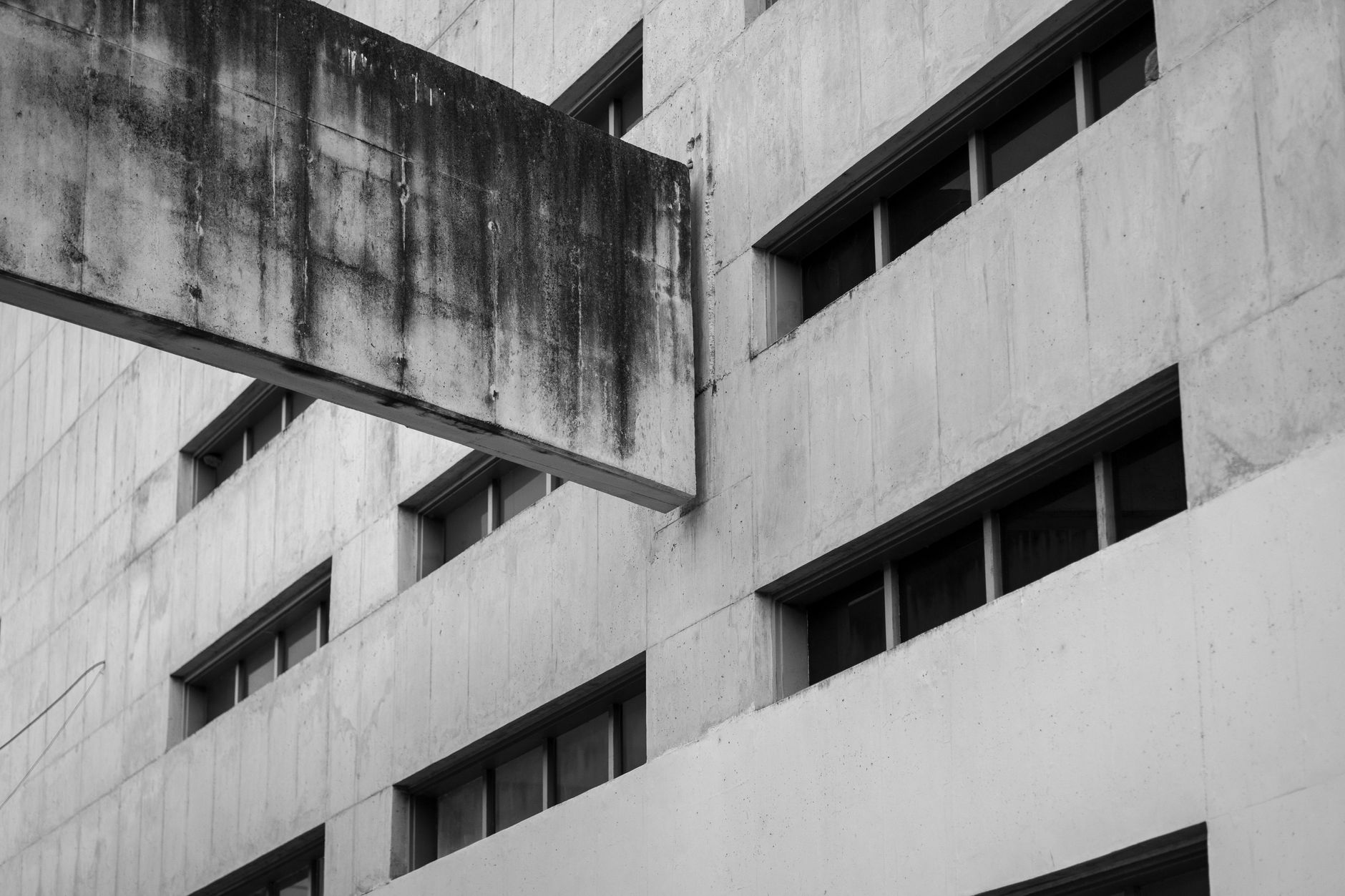 Volúmenes de hormigón de un edificio público vistos desde abajo