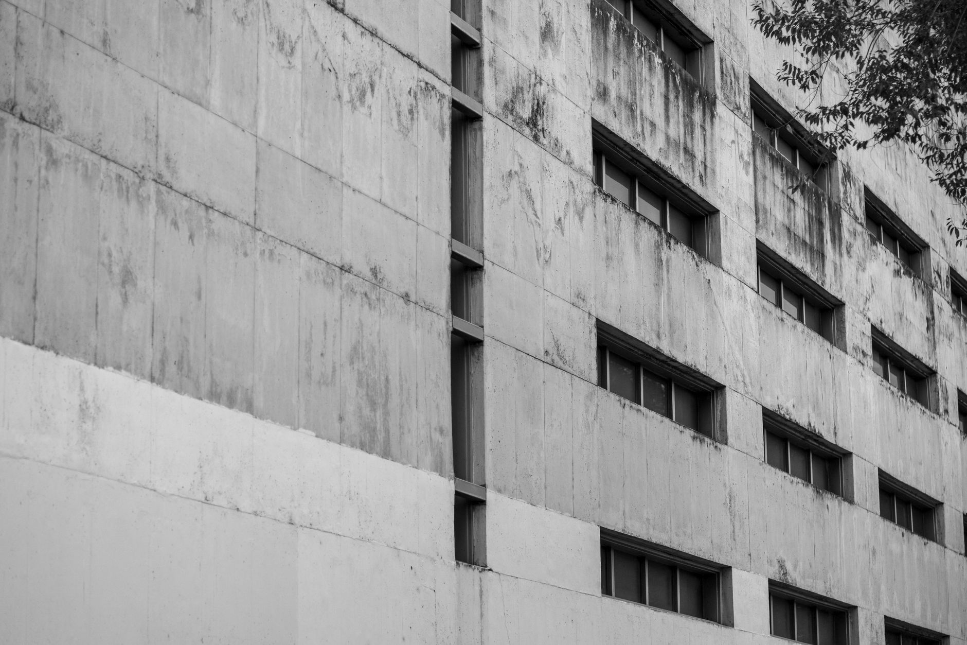 Fachada de hormigón de un edificio institucional