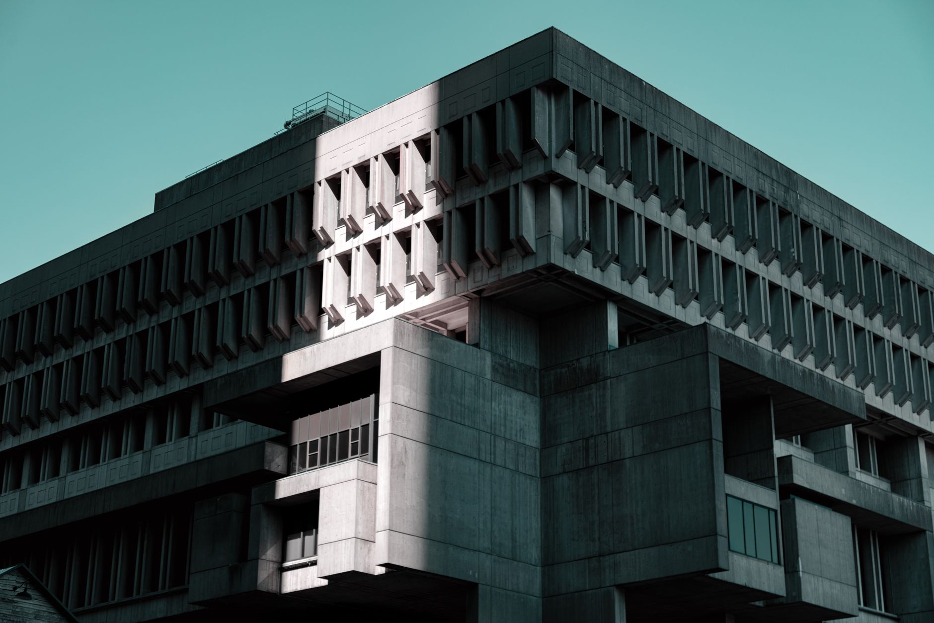 Edificio institucional de hormigón visto en contrapicado