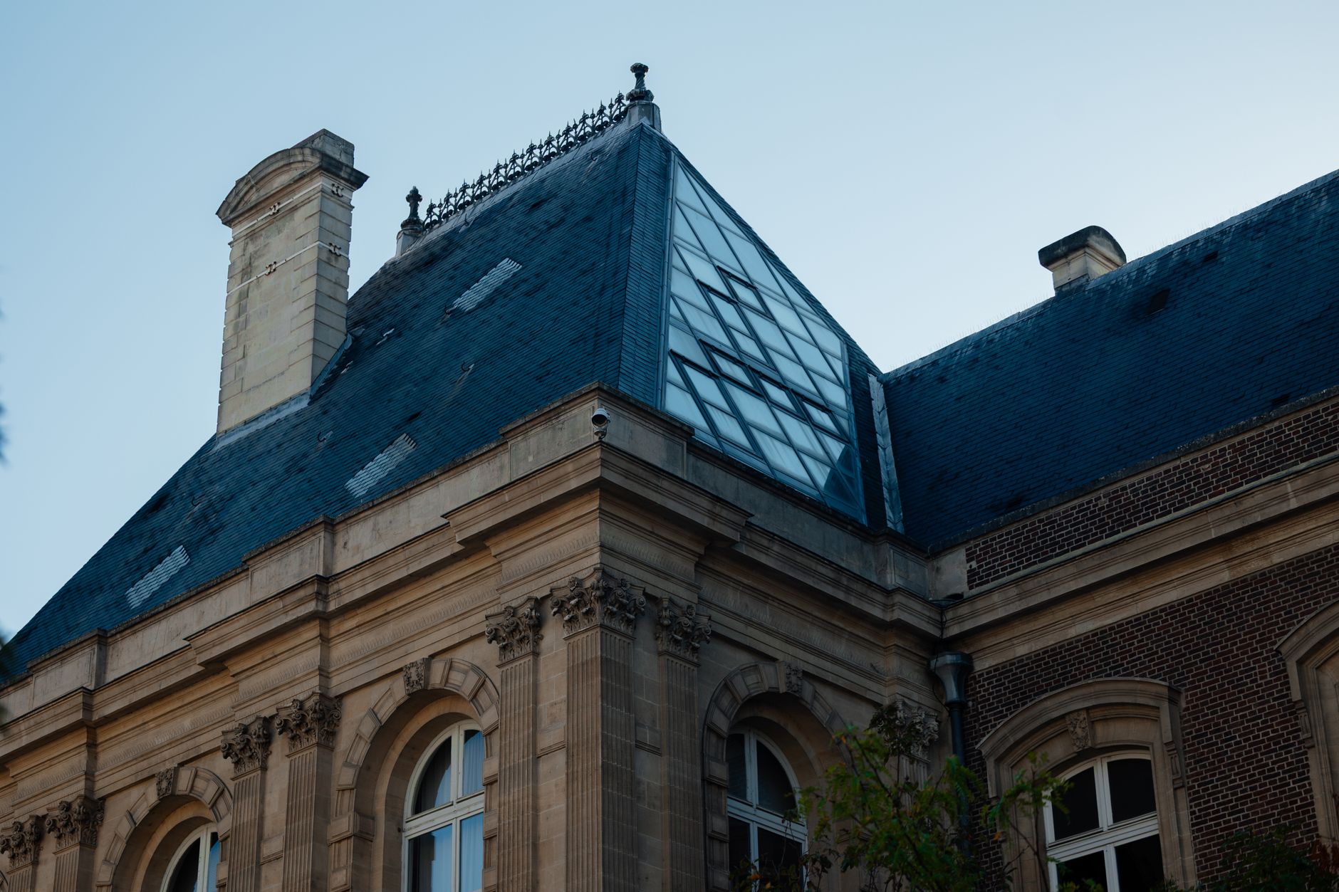 Edificio público de piedra con techumbre de pizarra