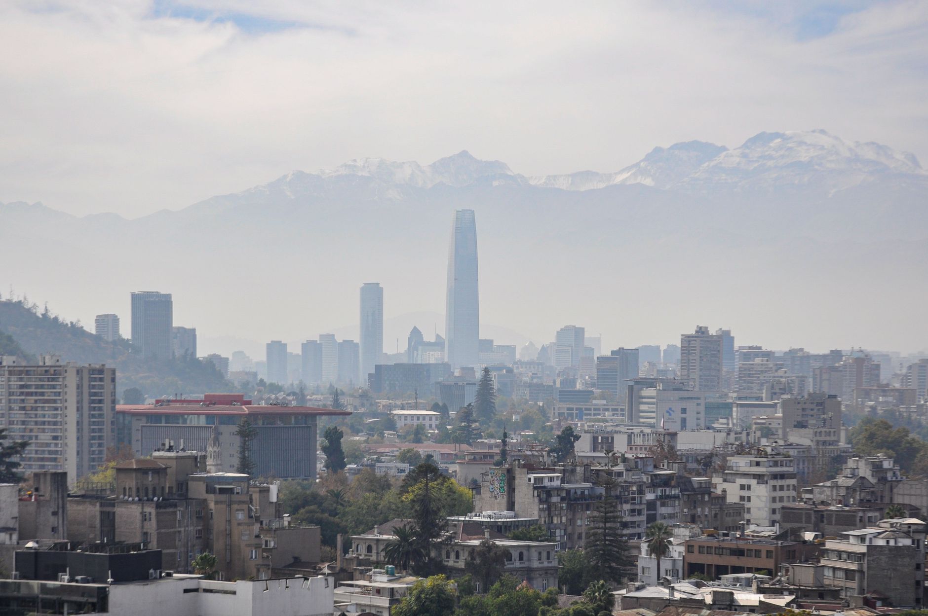 Vista de Santiago de Chile con la cordillera de los Andes al fondo