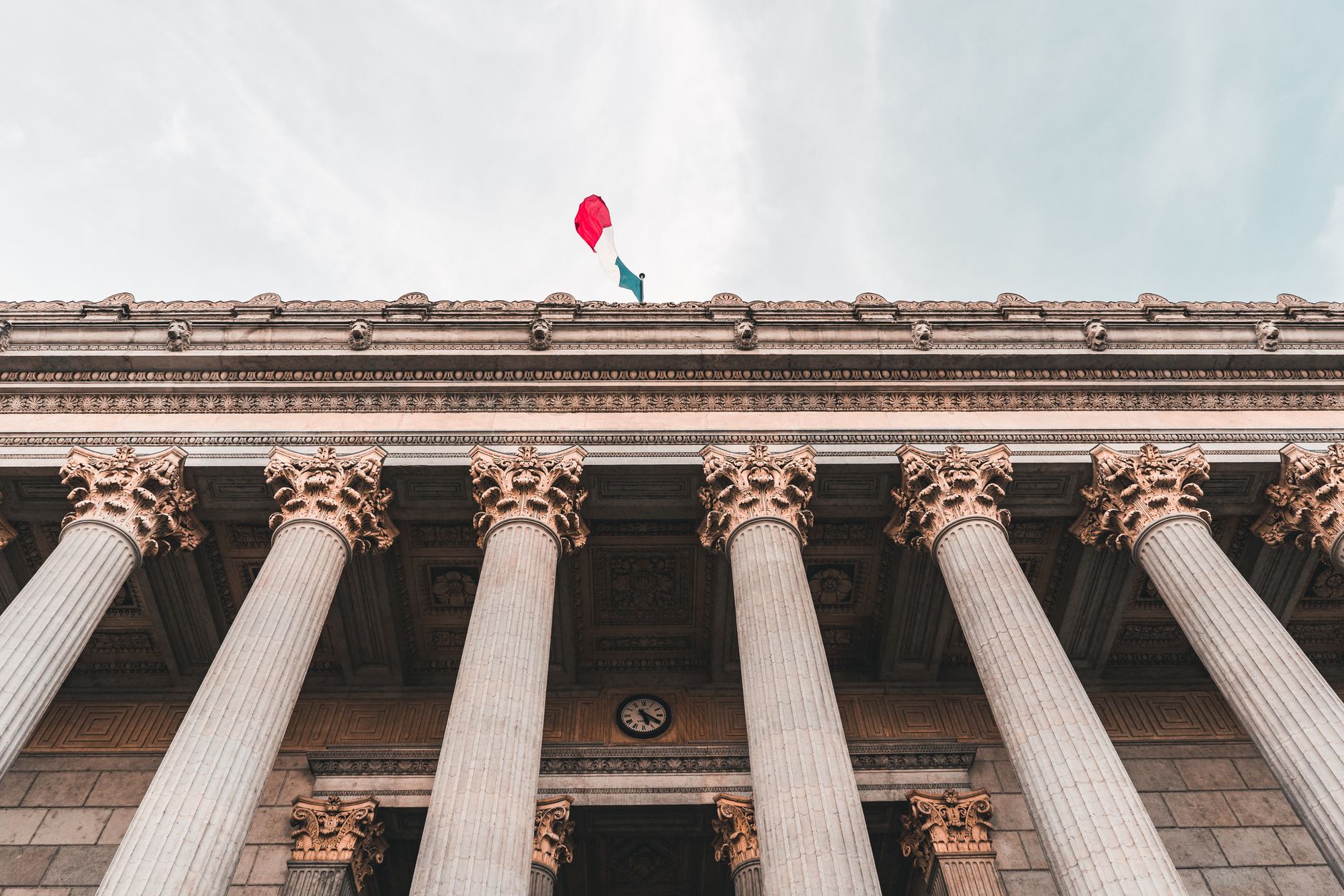 Columnas de un edificio de tribunales