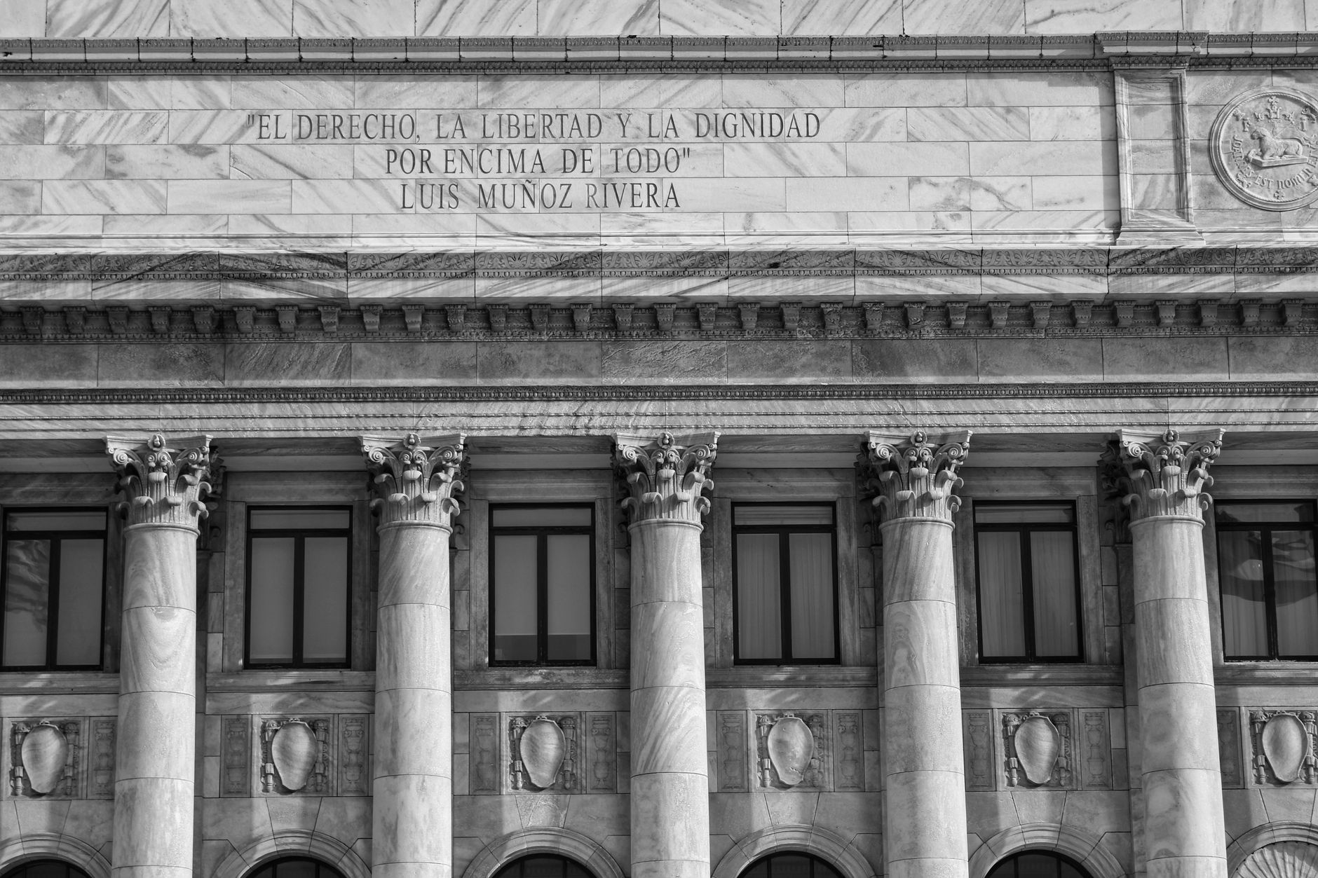 Fachada con columnas de un edificio de tribunales de justicia